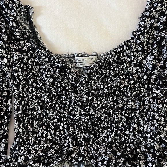 Cropped, flowy, black and white urban outfitters longsleeve top - Picture 5 of 6